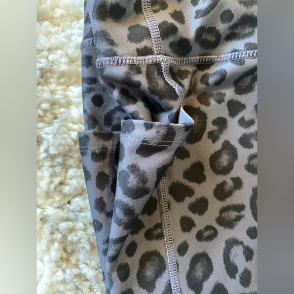 ATHLETIC WORKS Leopard print yoga workout gym pants small (4-6) side pockets - Picture 4 of 4
